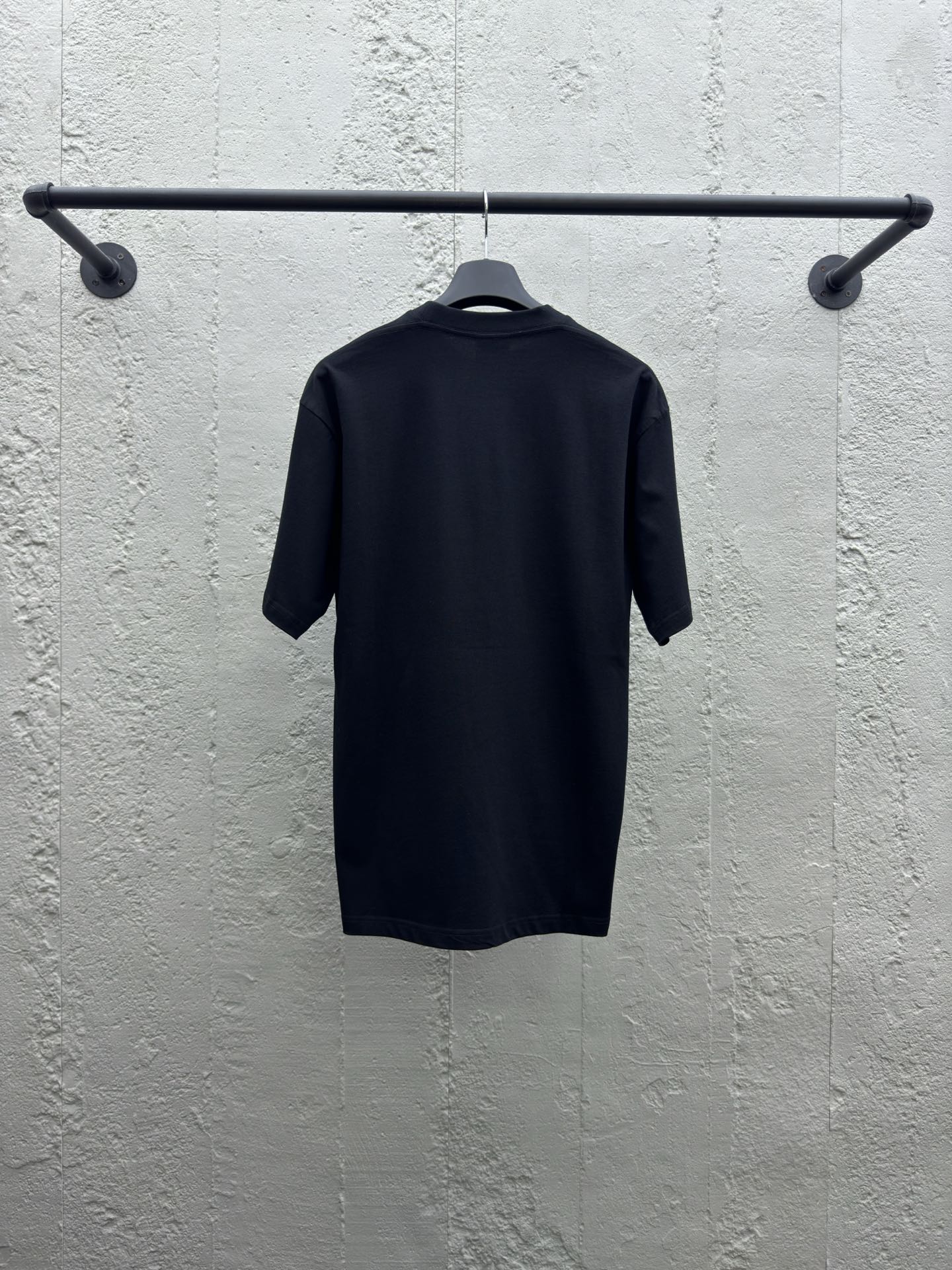 B inverted letters embroidered logo T-shirt
