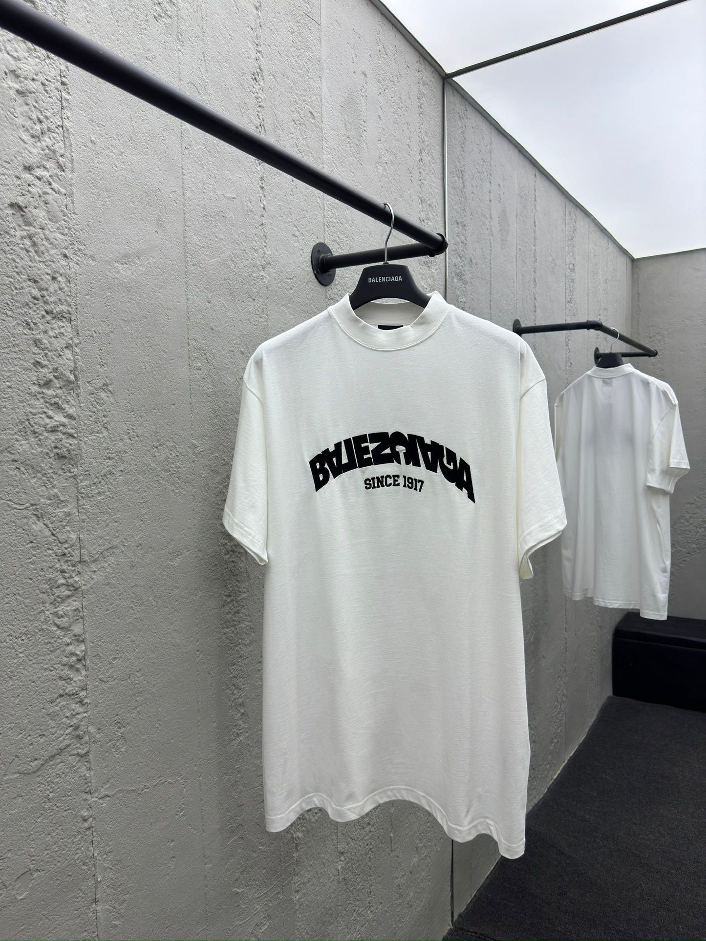 B inverted letters embroidered logo T-shirt