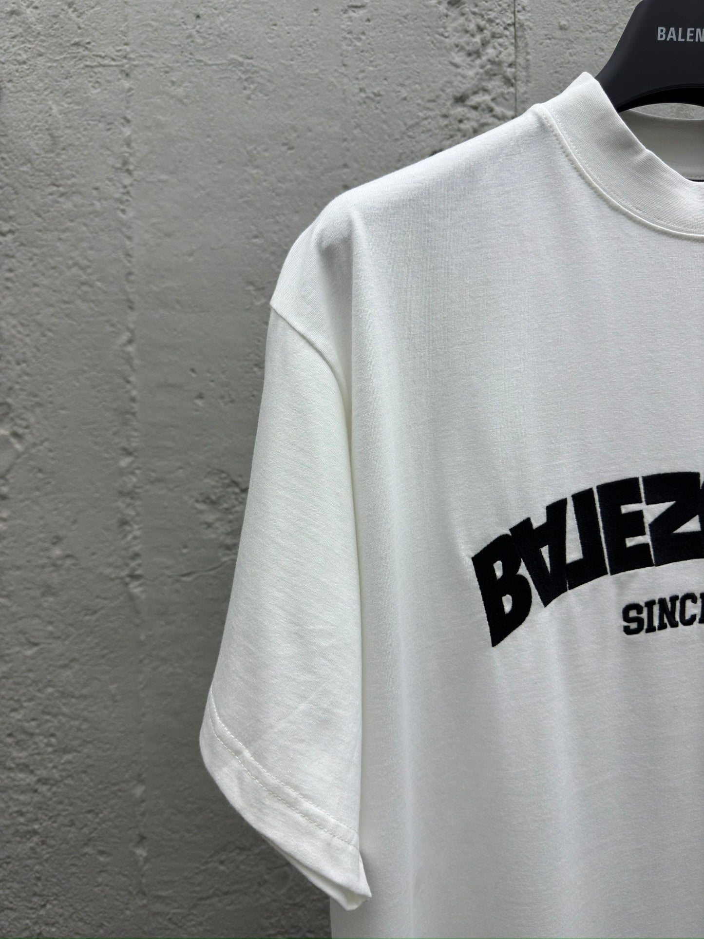 B inverted letters embroidered logo T-shirt