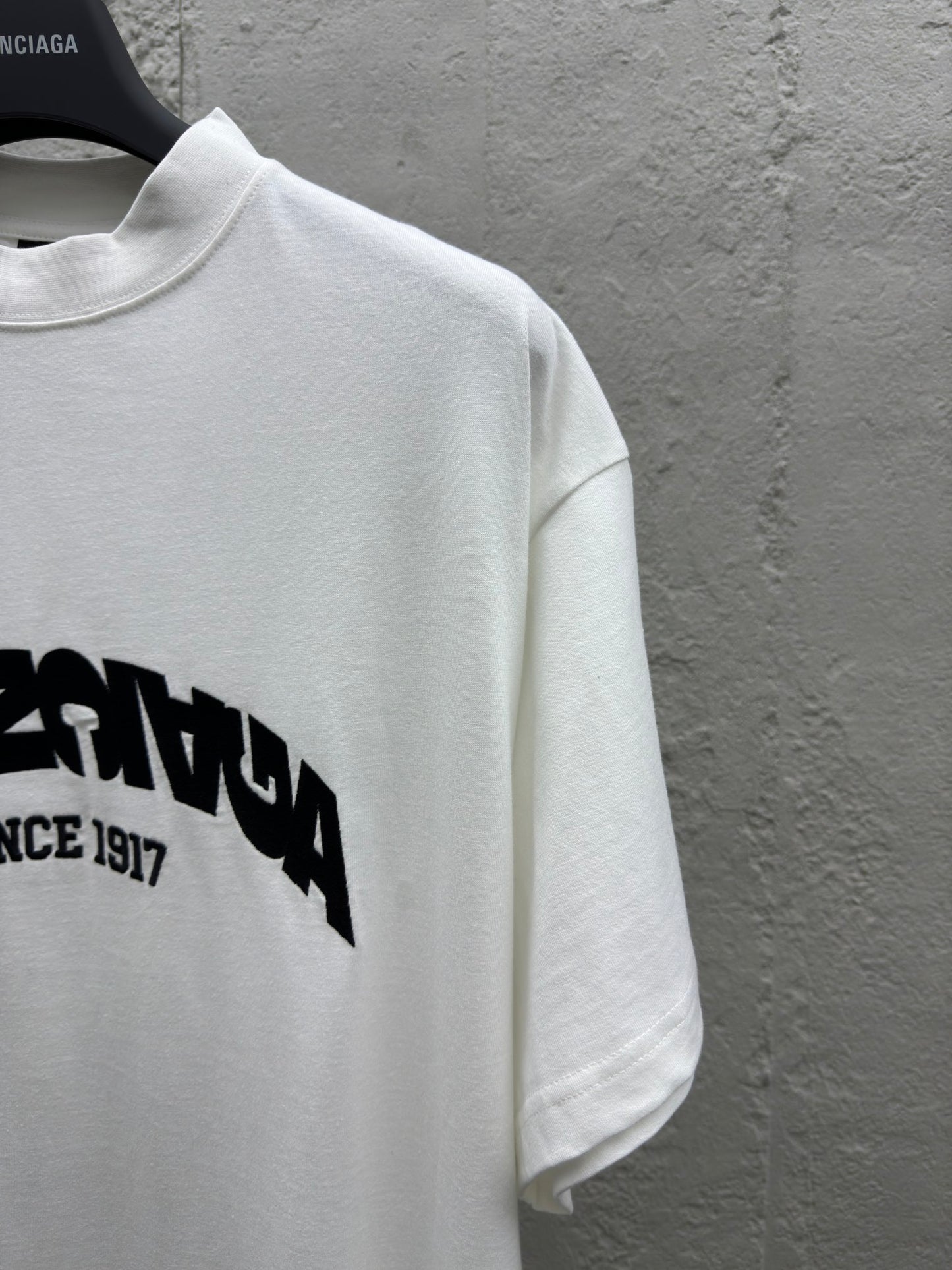 B inverted letters embroidered logo T-shirt