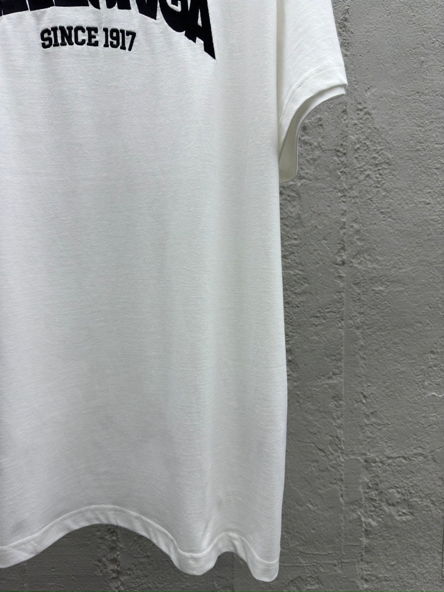 B inverted letters embroidered logo T-shirt
