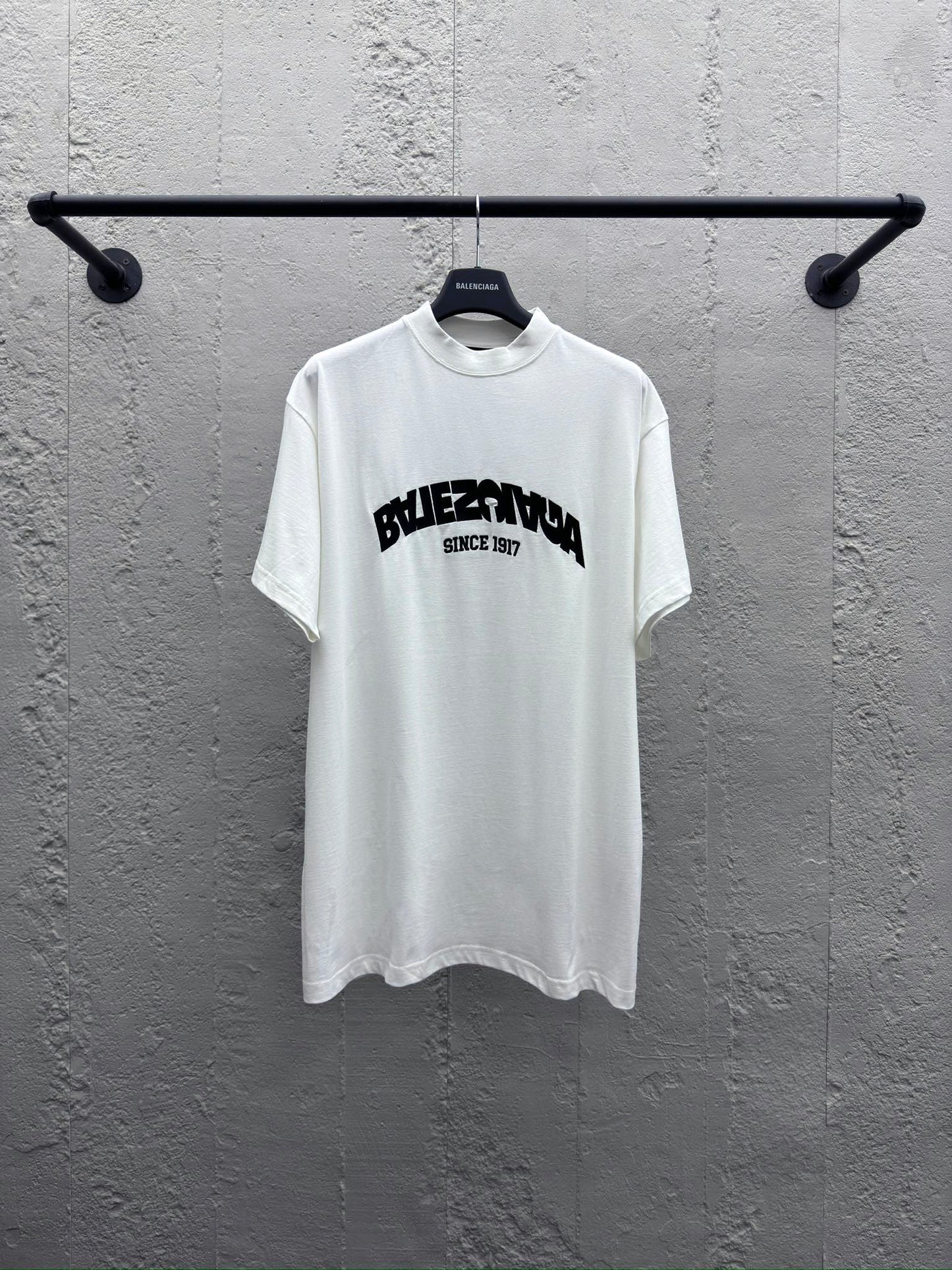 B inverted letters embroidered logo T-shirt