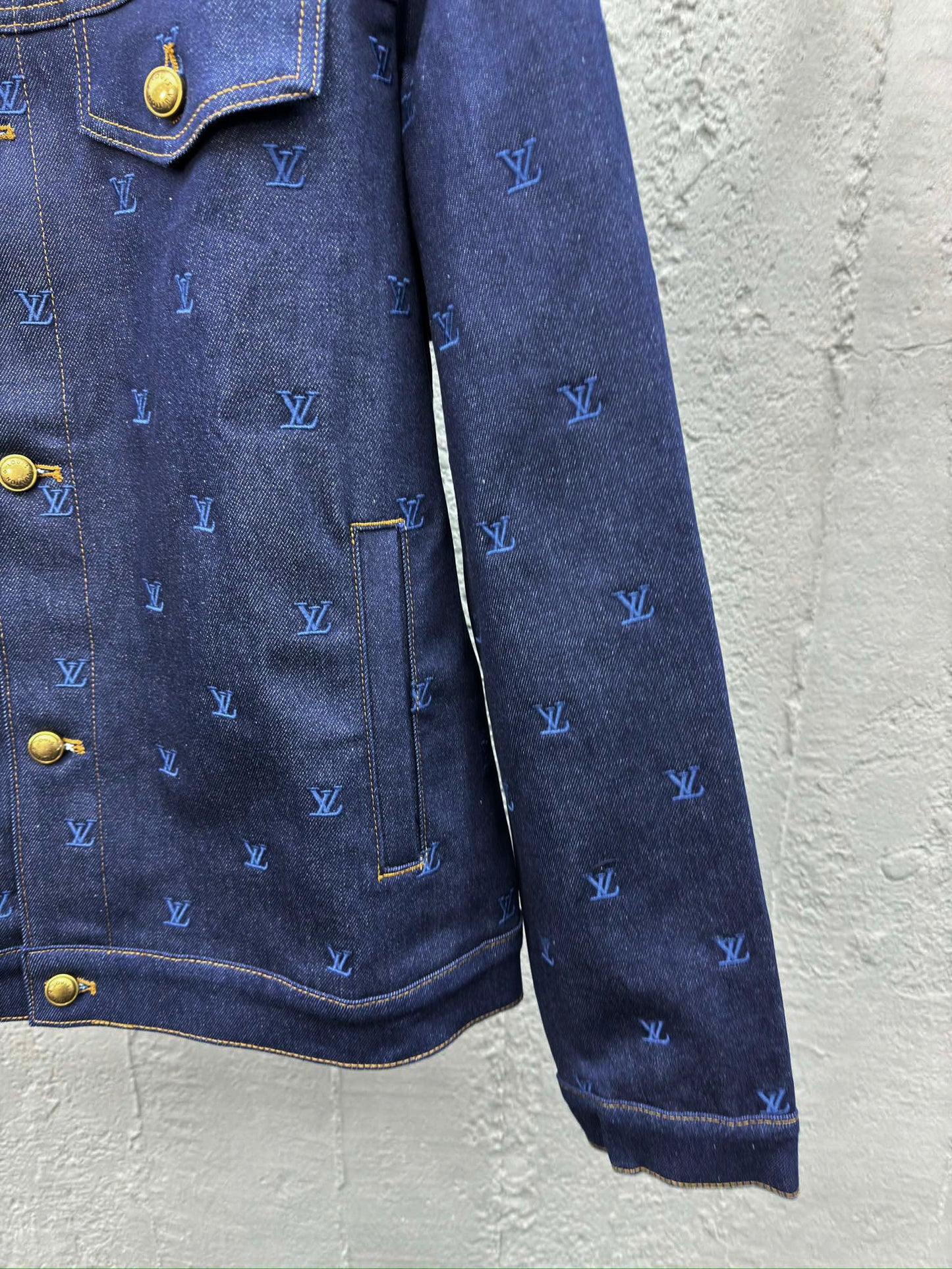 1V embroidered logo denim jacket