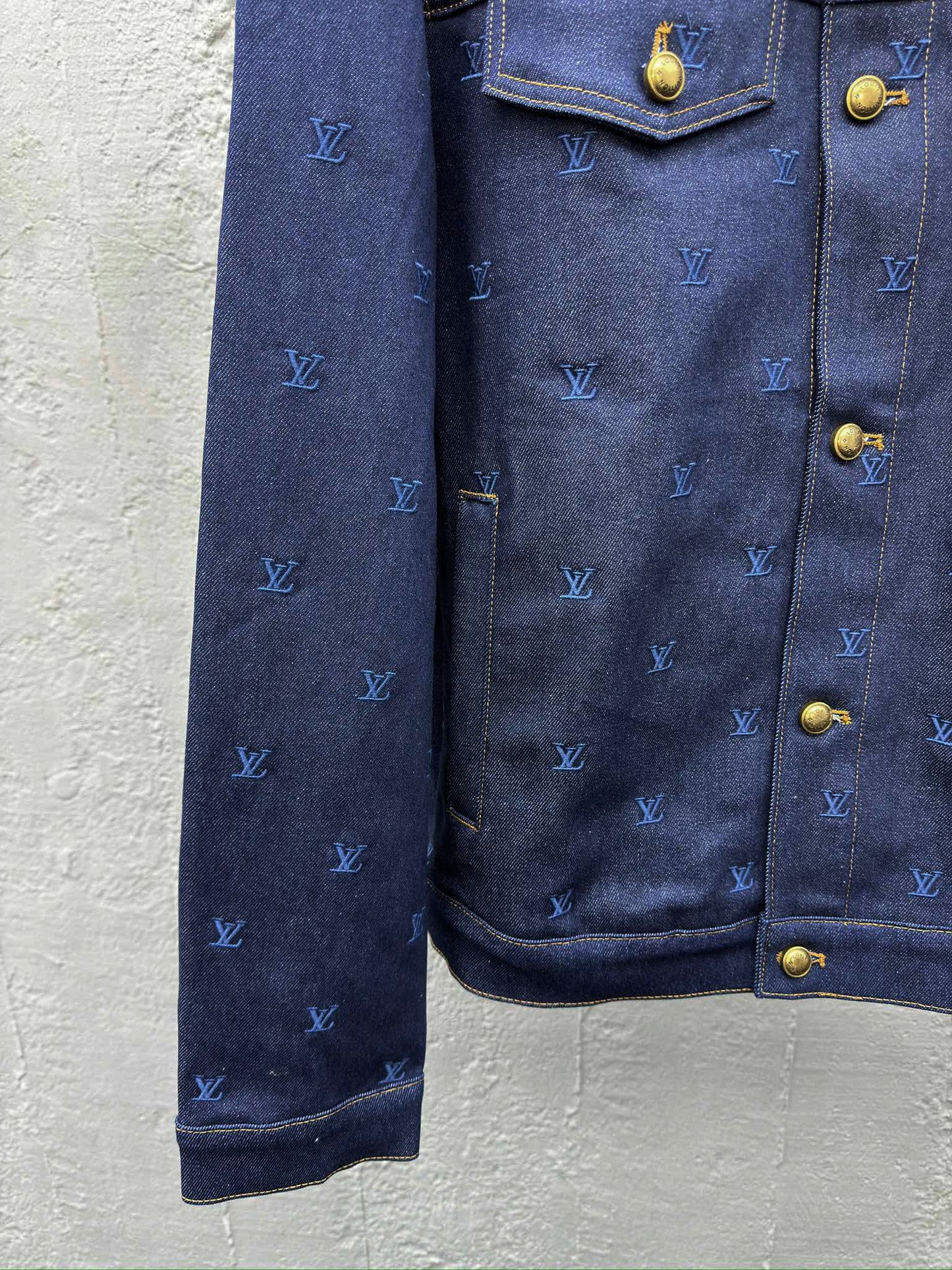 1V embroidered logo denim jacket