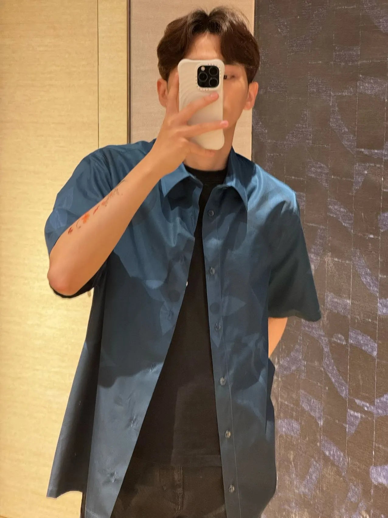 1V gradient print shirt
