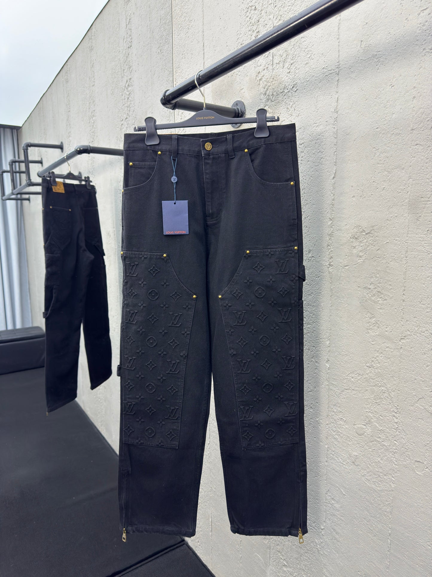1V embossed jeans black