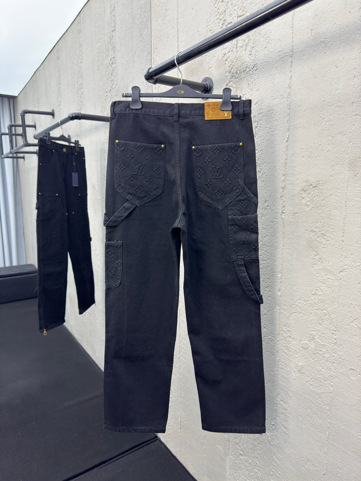 1V embossed jeans black