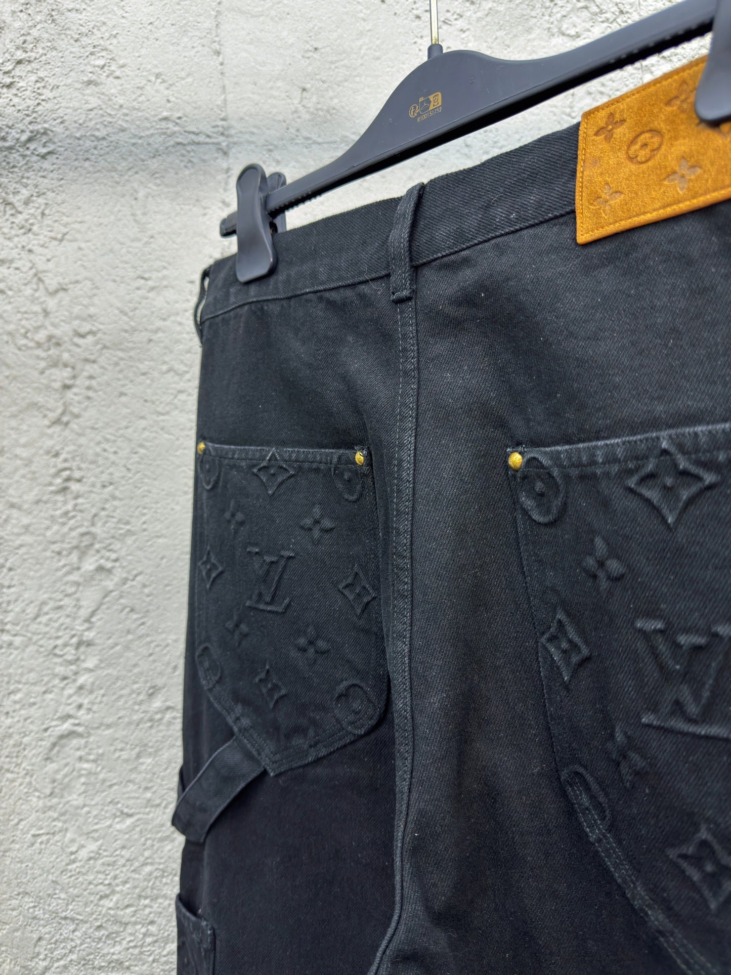 1V embossed jeans black