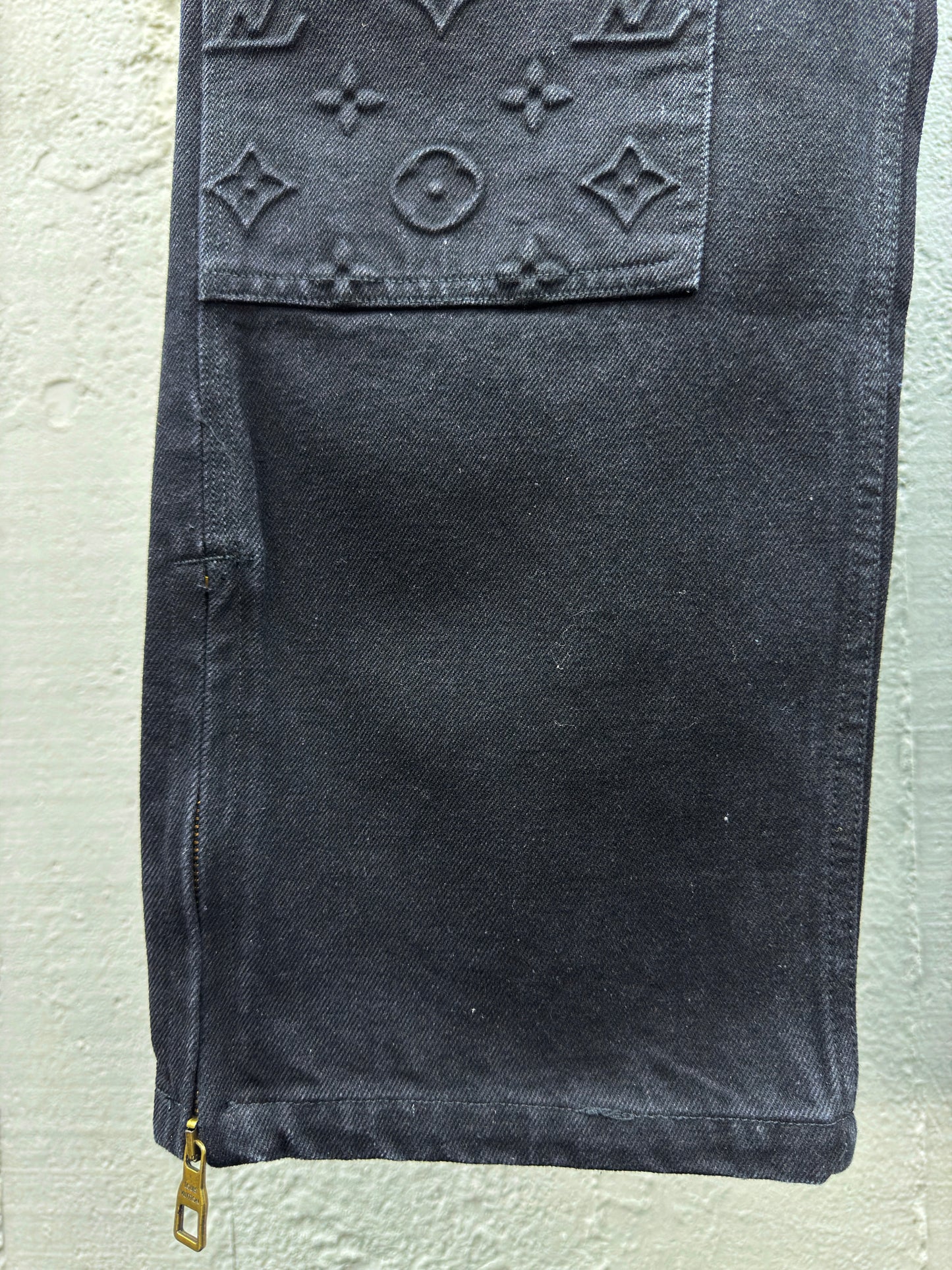 1V embossed jeans black
