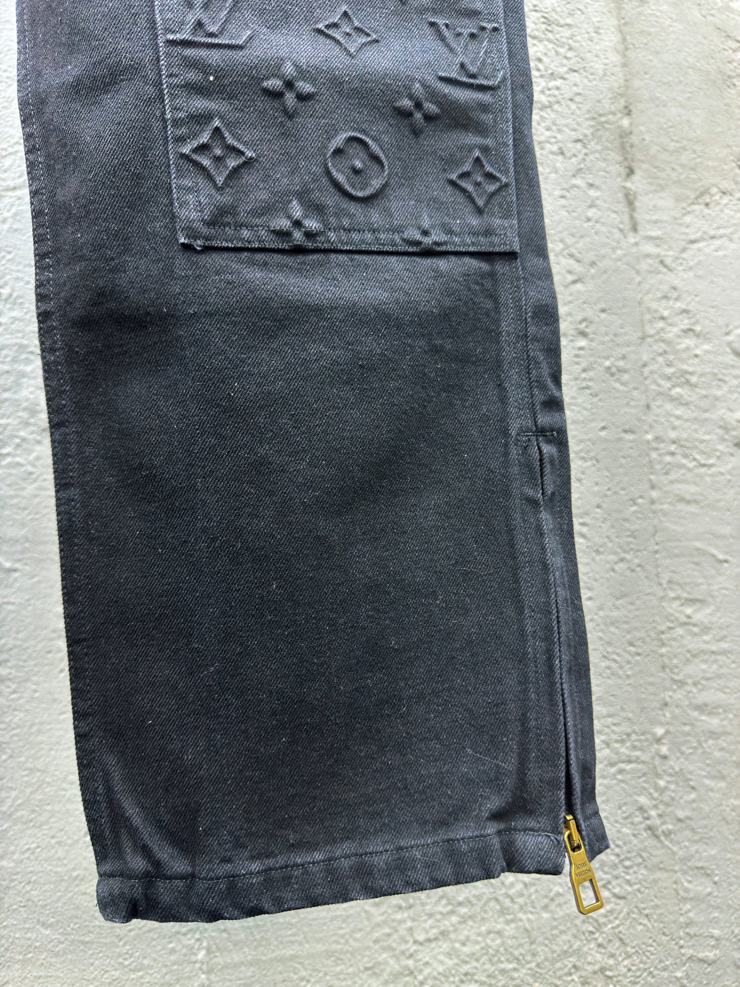 1V embossed jeans black