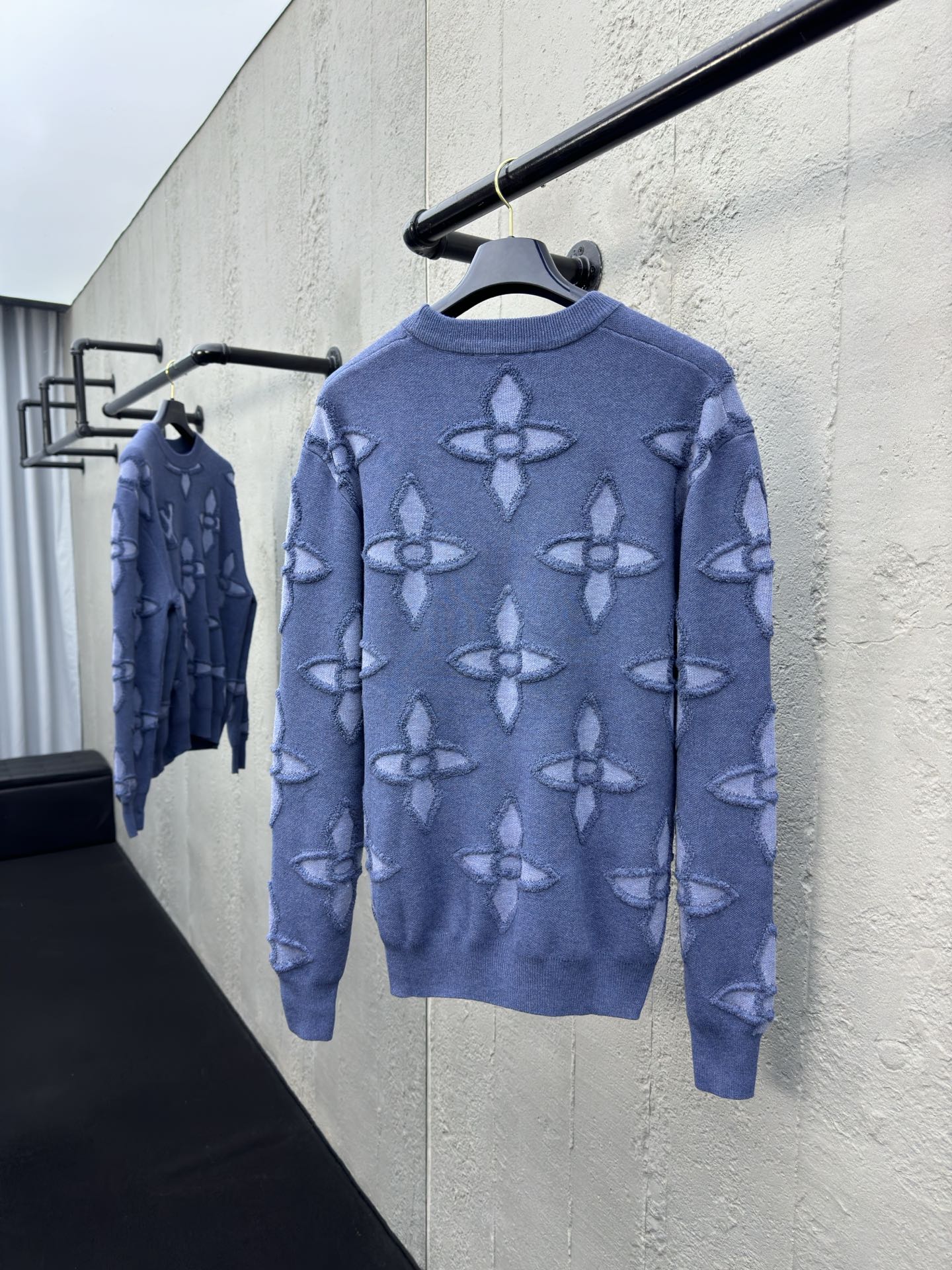 1V 25SS embossed intarsia sweater