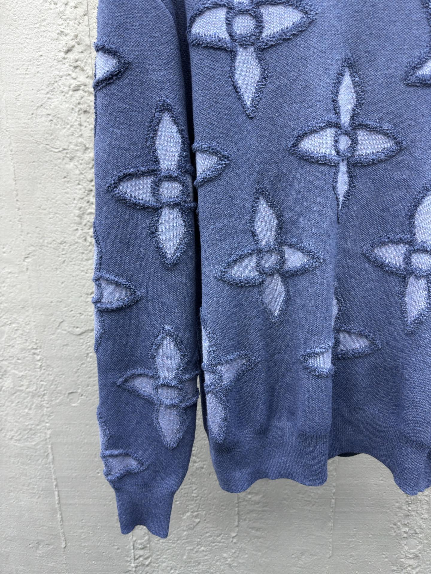 1V 25SS embossed intarsia sweater