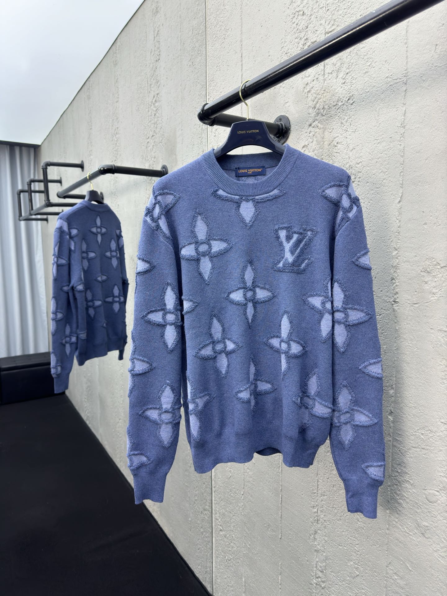 1V 25SS embossed intarsia sweater