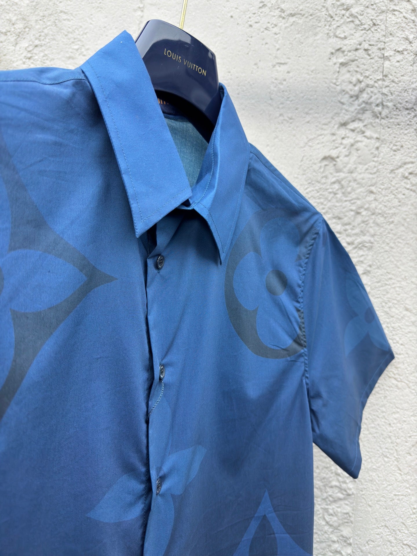 1V gradient print shirt
