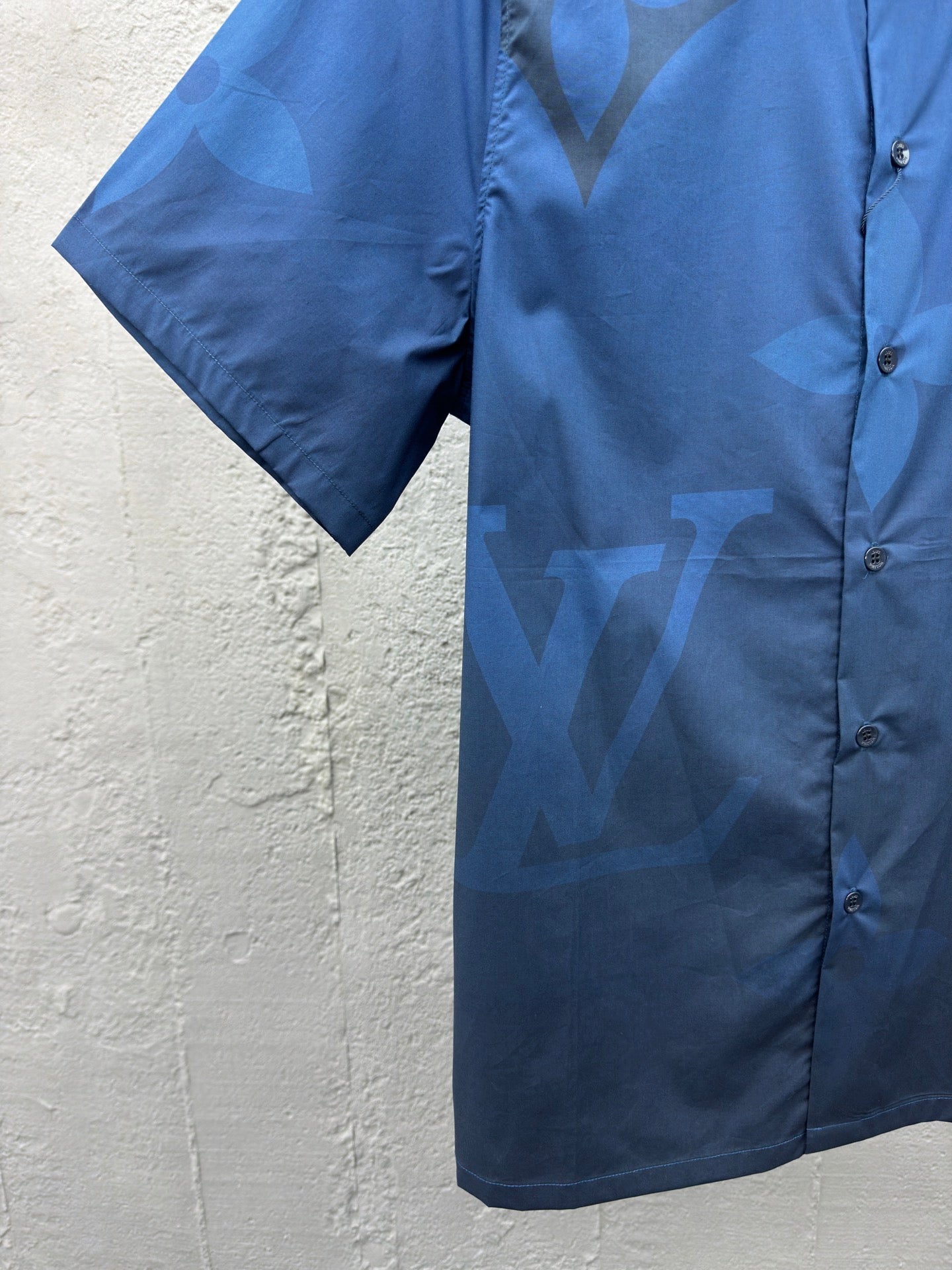 1V gradient print shirt