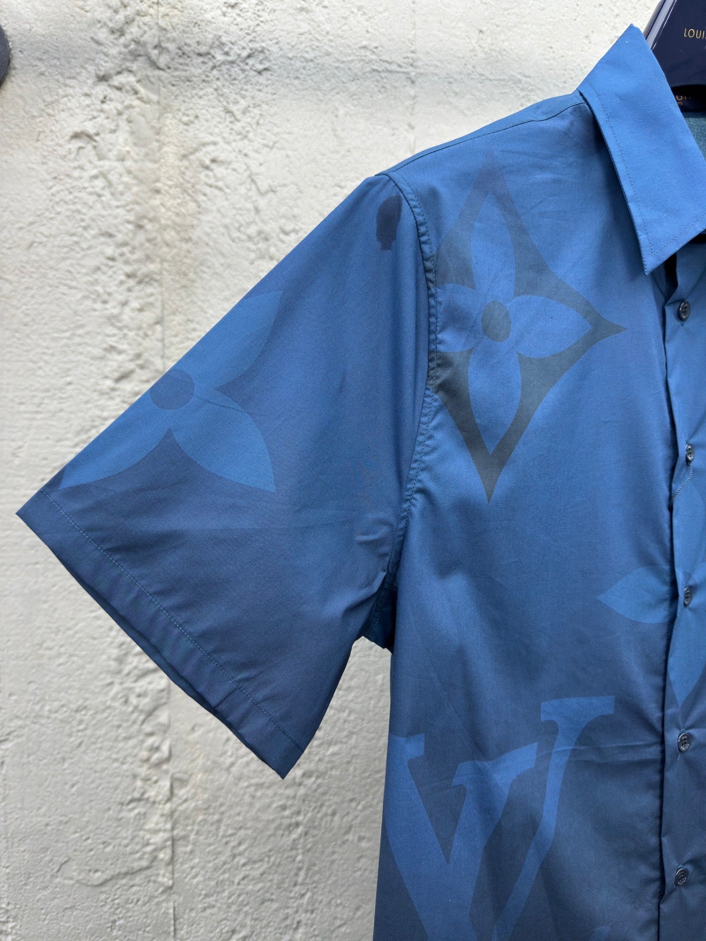 1V gradient print shirt