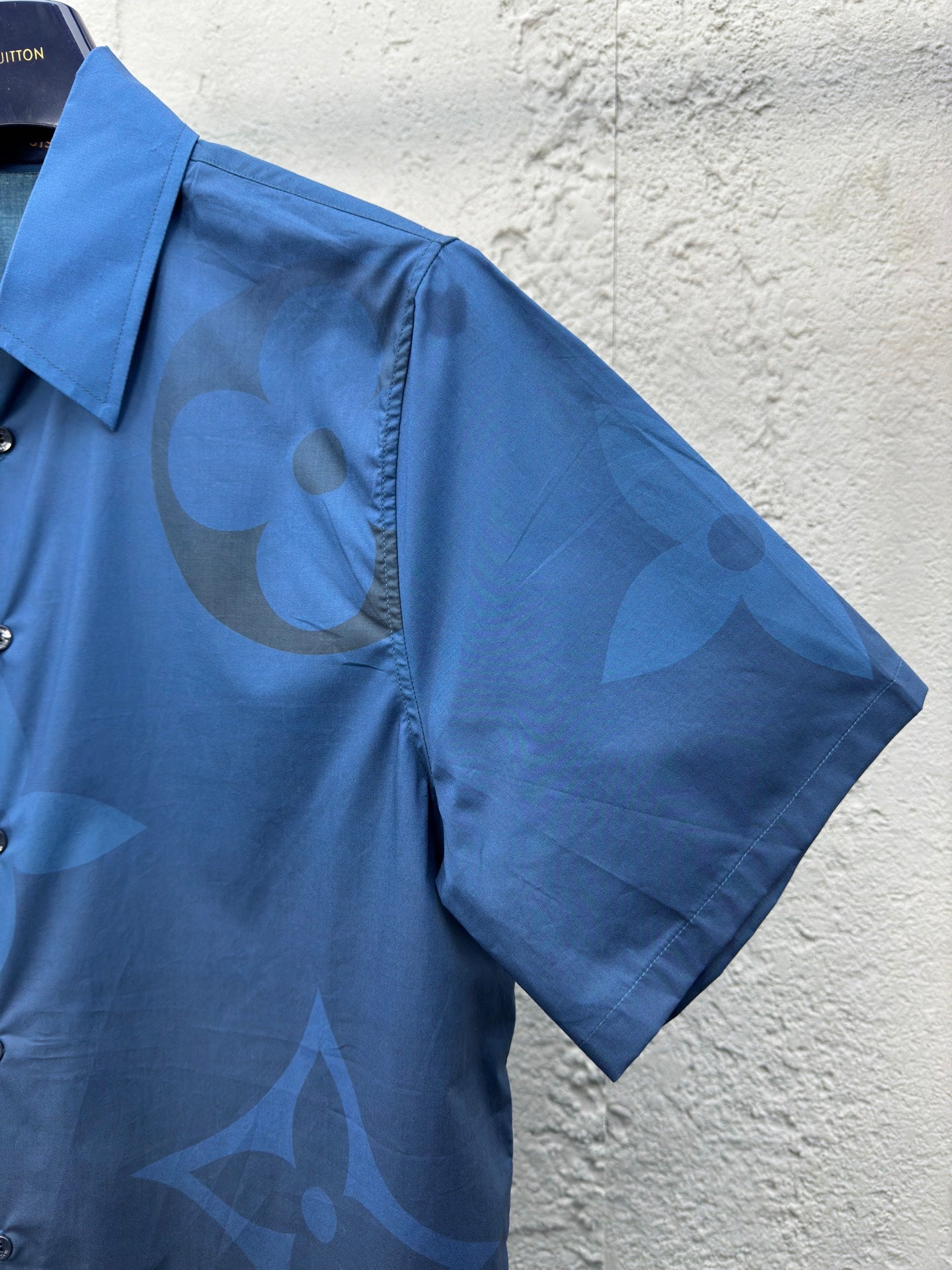 1V gradient print shirt