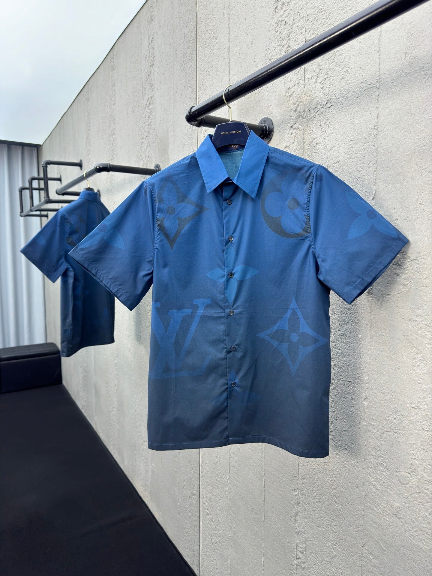 1V gradient print shirt