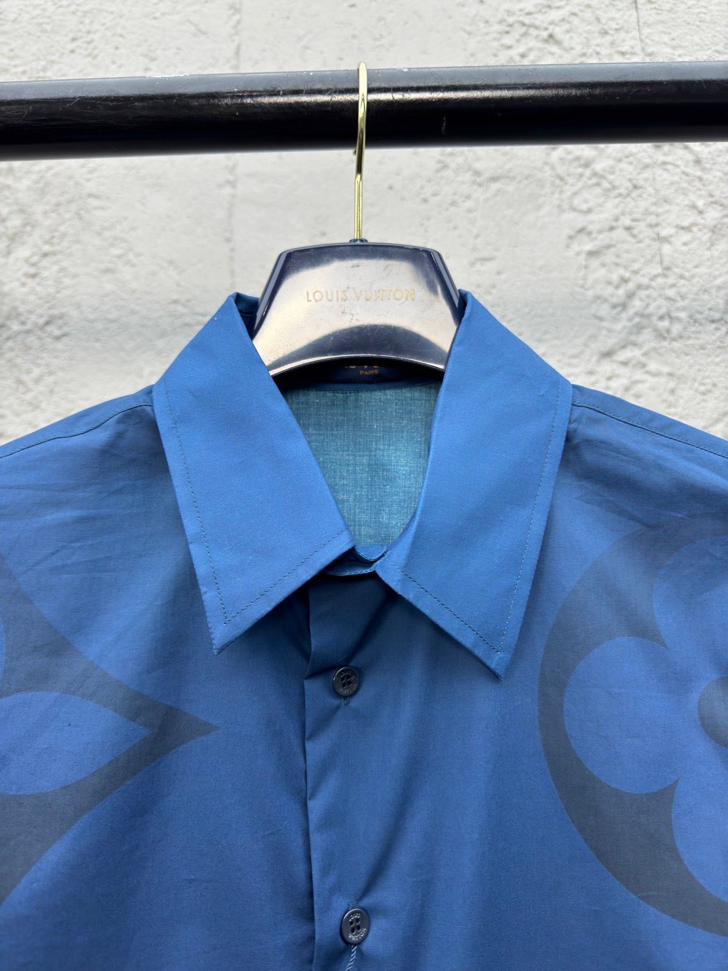 1V gradient print shirt