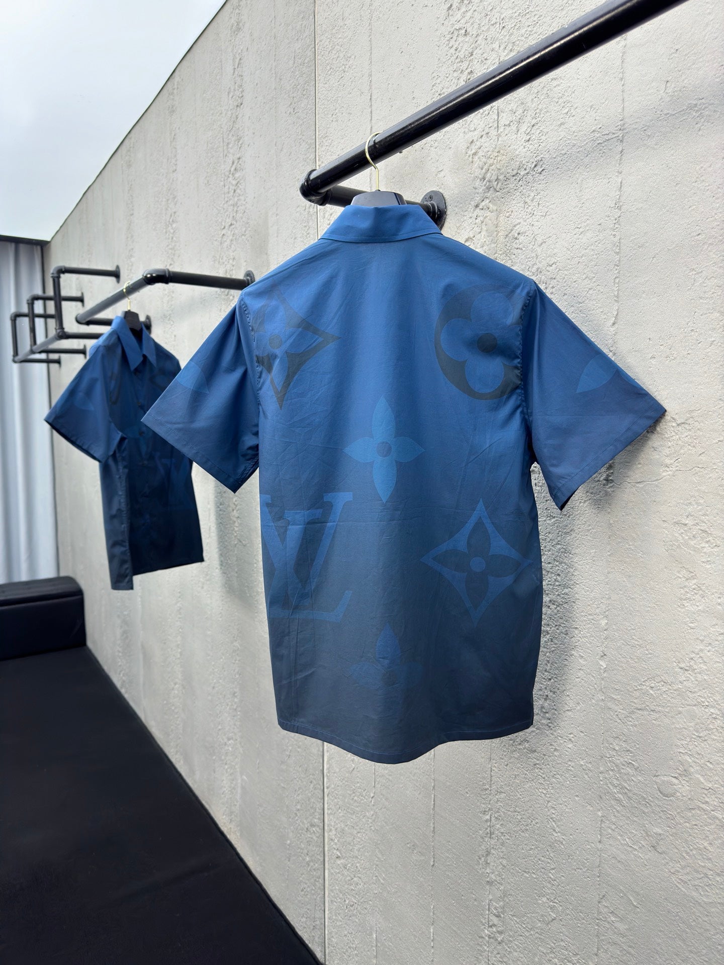1V gradient print shirt
