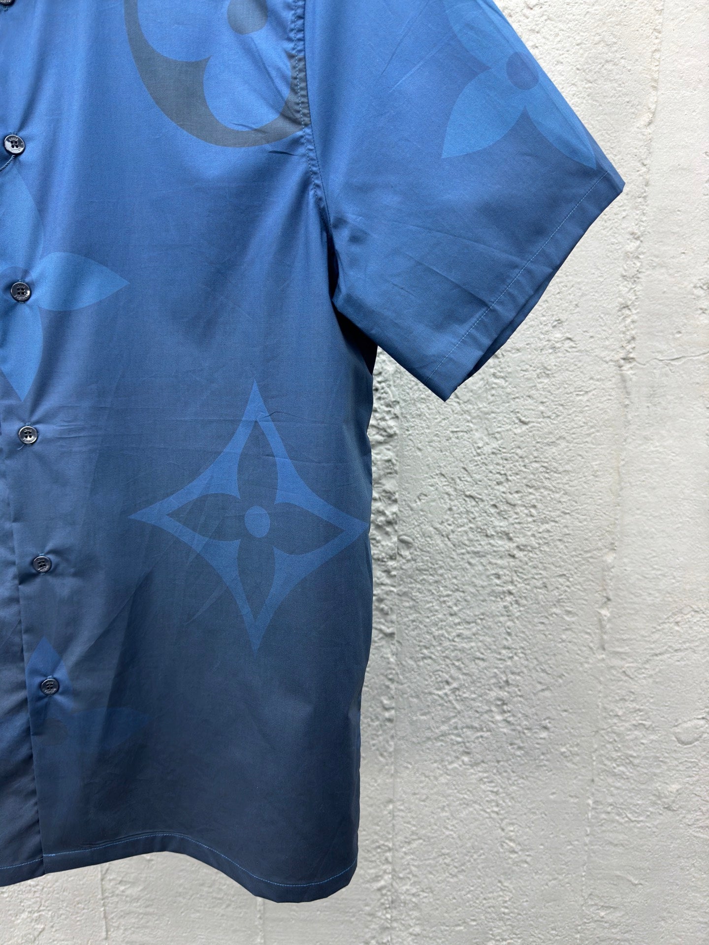 1V gradient print shirt