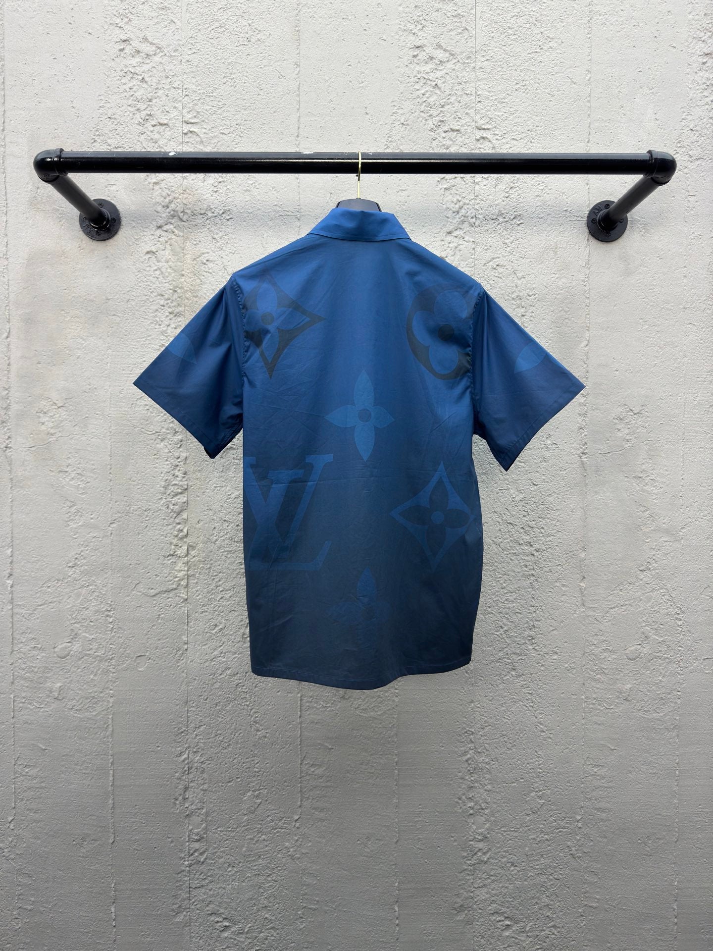 1V gradient print shirt