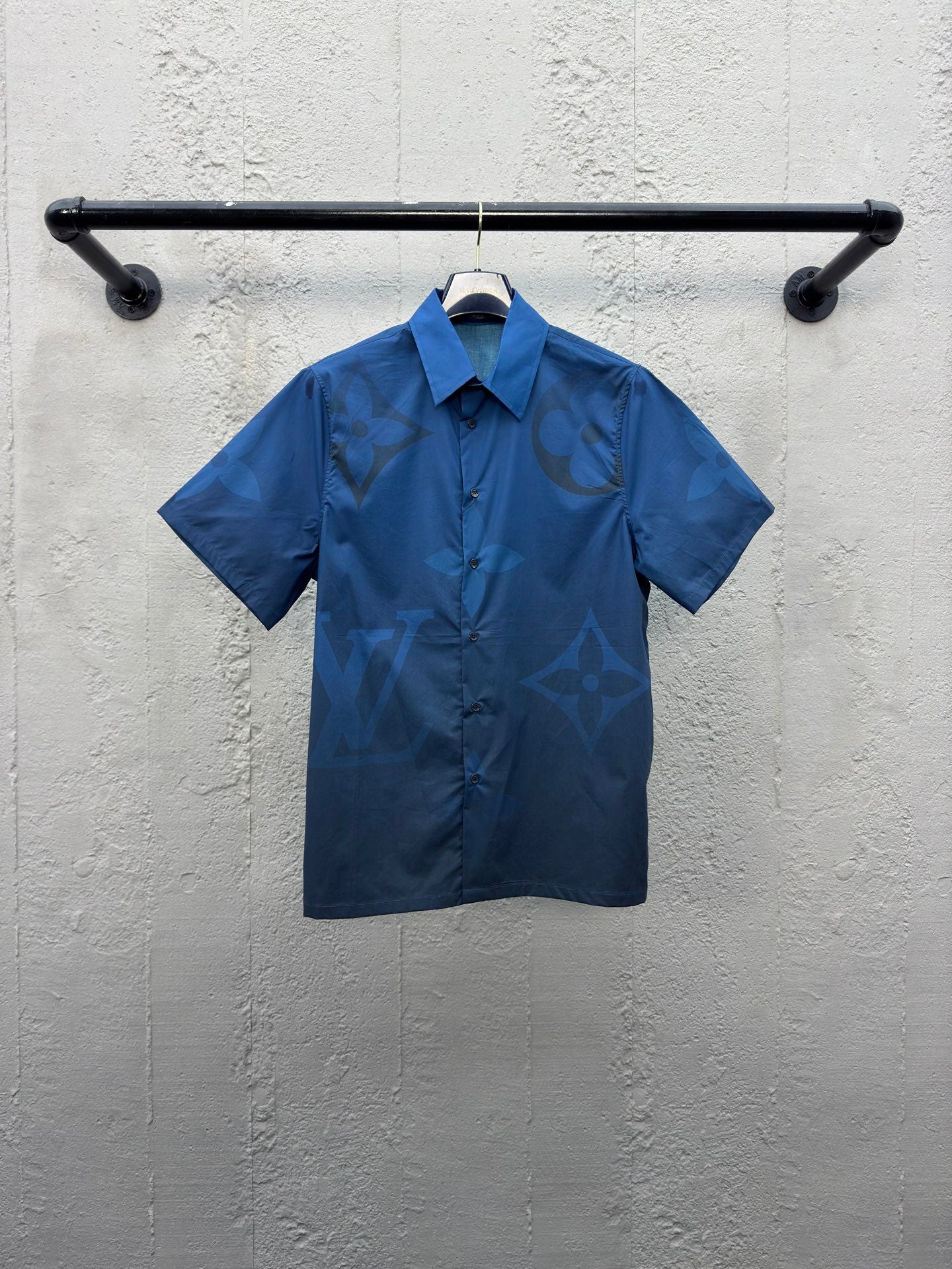 1V gradient print shirt