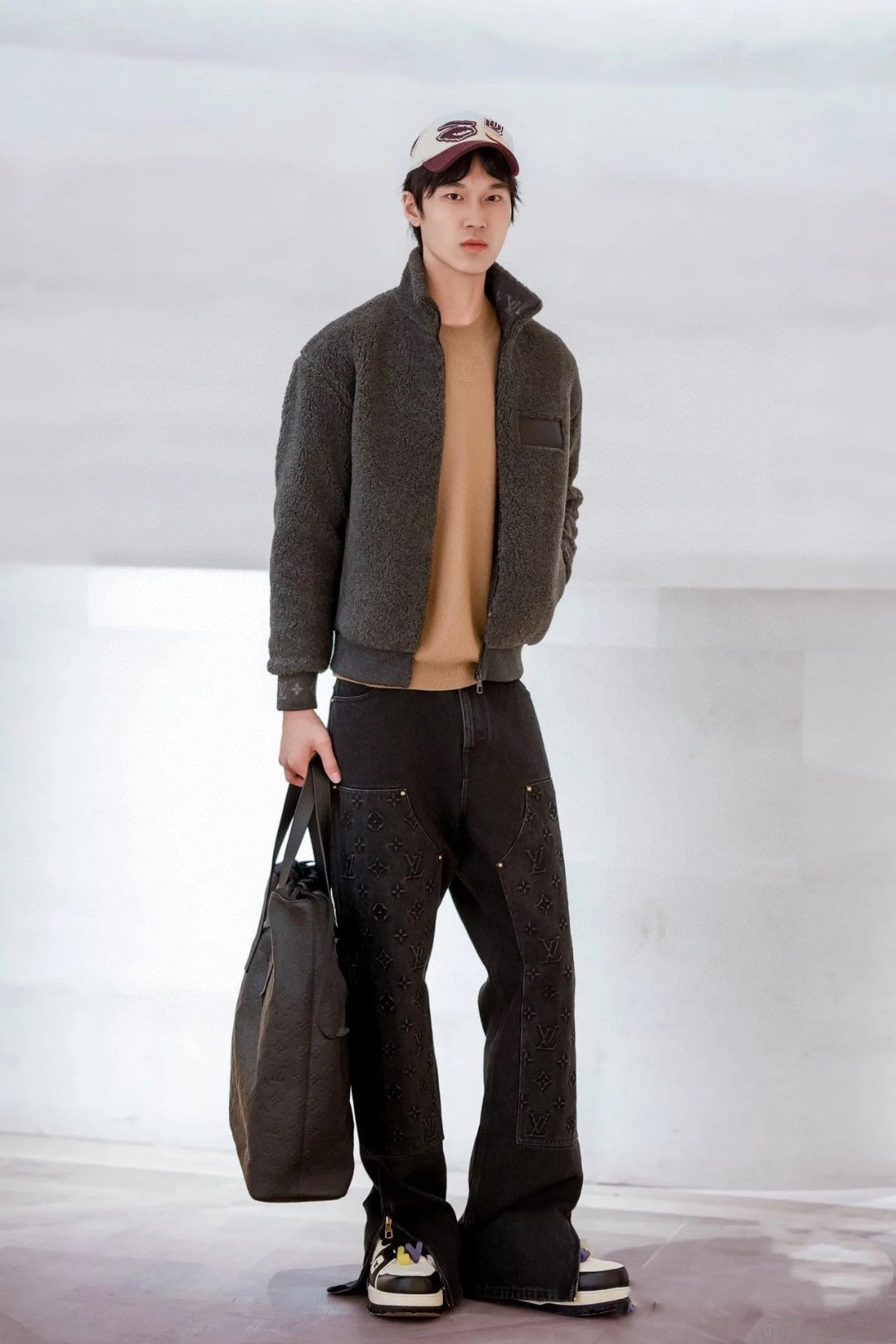 1V embossed jeans black