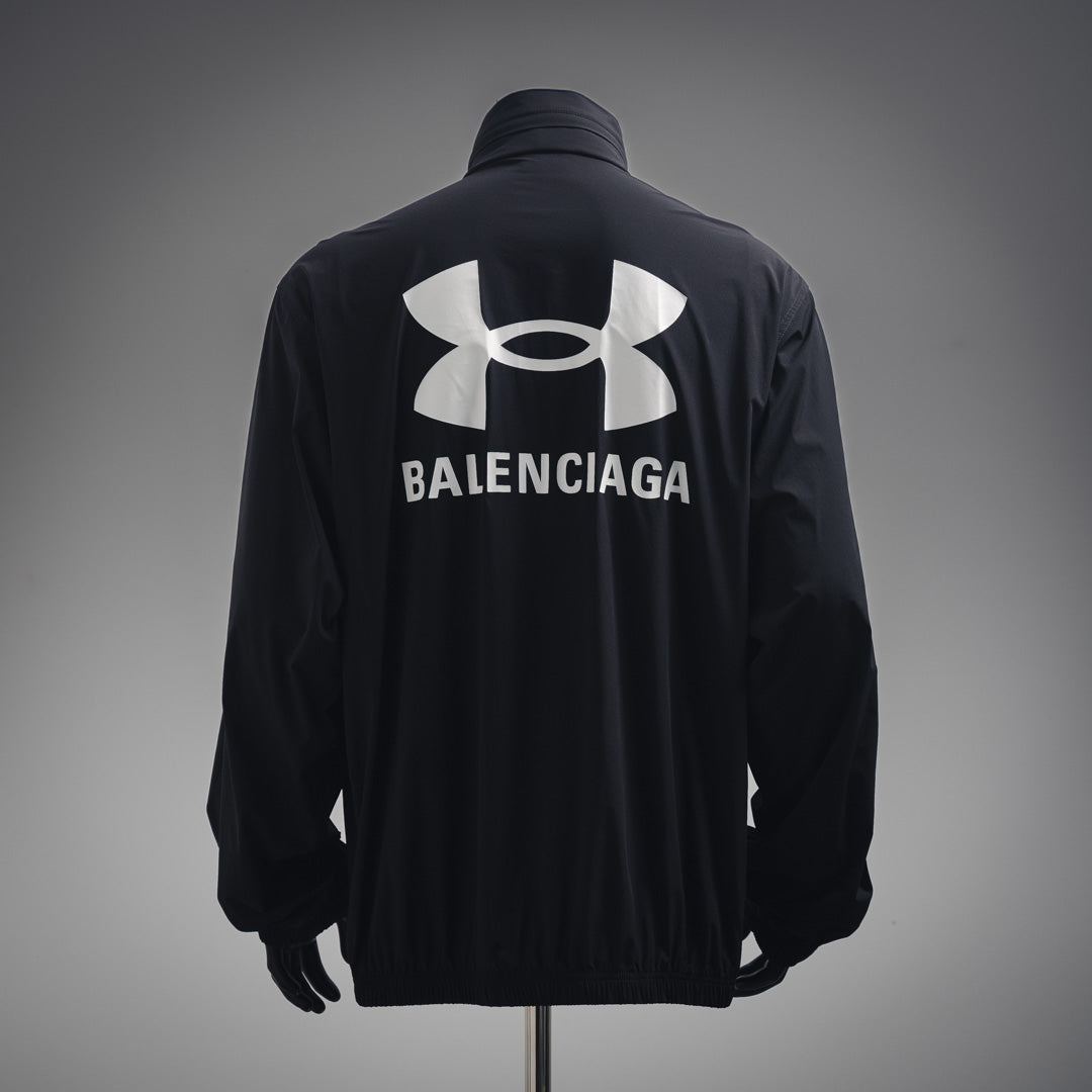 B  Joint model stretch nylon hooded jacket