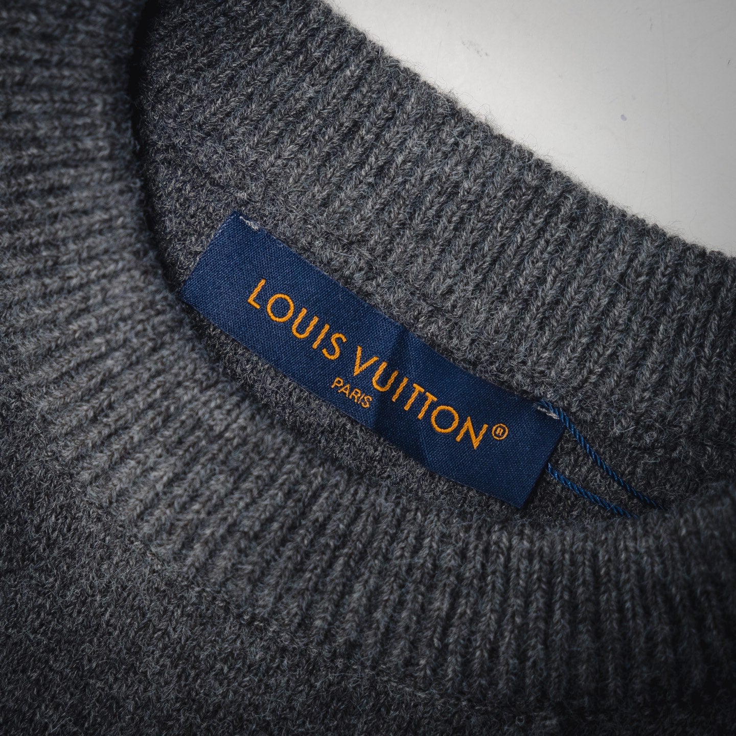 L 24FW Dunkler Muster-Logo Pullover Pullover 