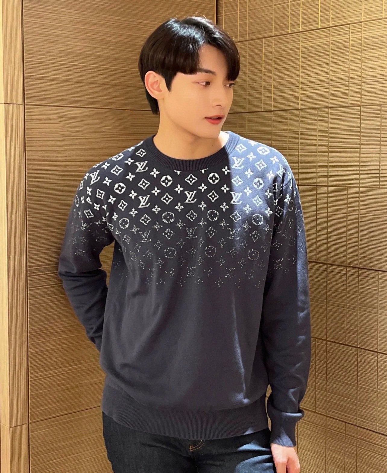 1V 24FW Starry Sky Gradient Round Neck Sweater