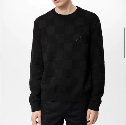 1V Pin Checkerboard Knitted Sweater