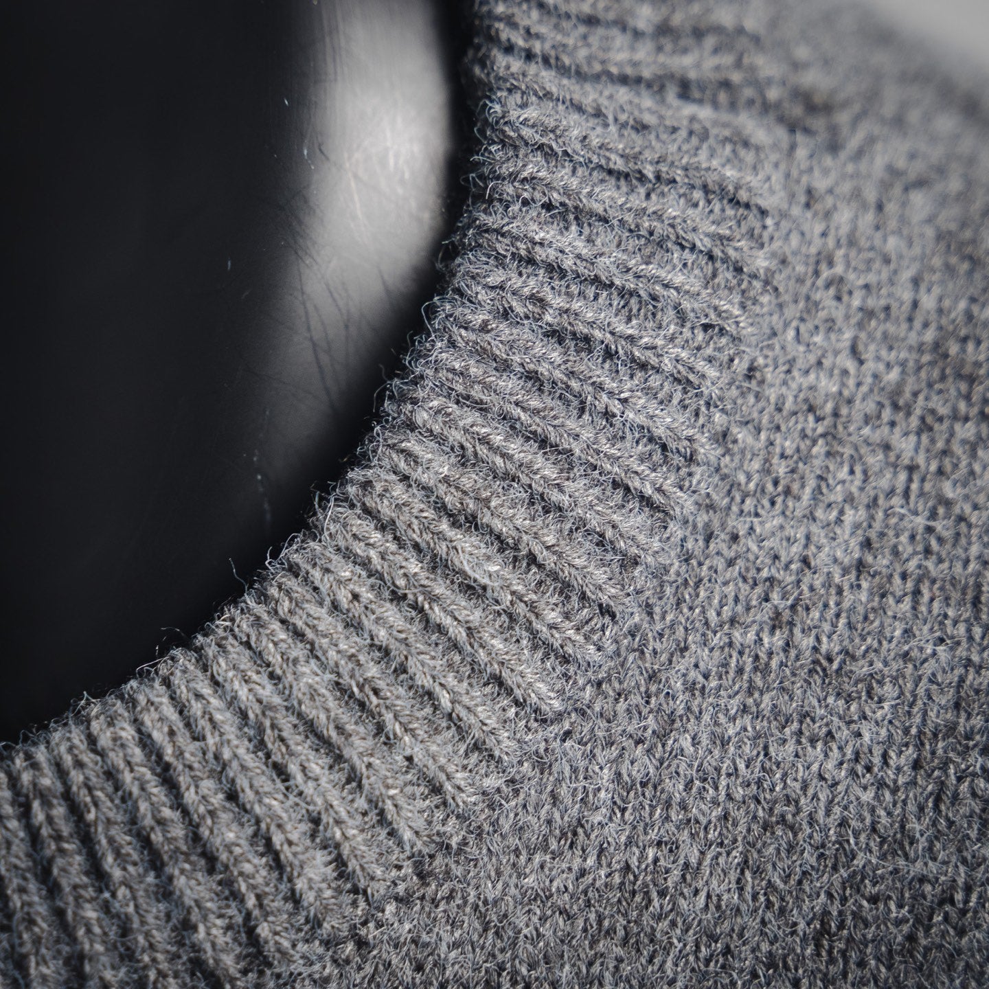 L 24FW Dunkler Muster-Logo Pullover Pullover 