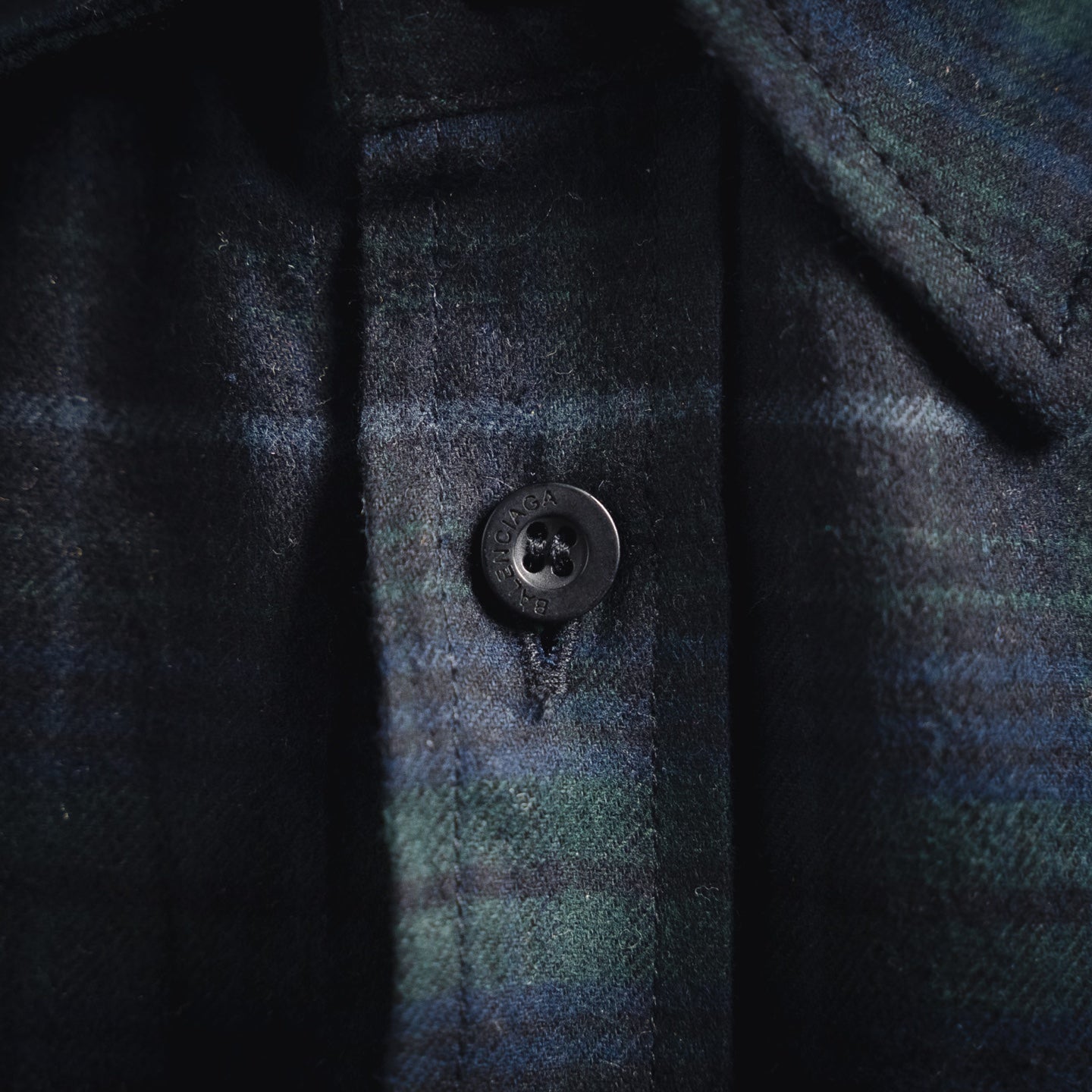 B  Plaid long-sleeved shirt