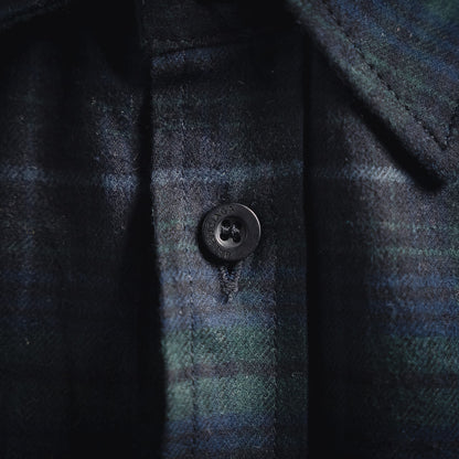 B  Plaid long-sleeved shirt