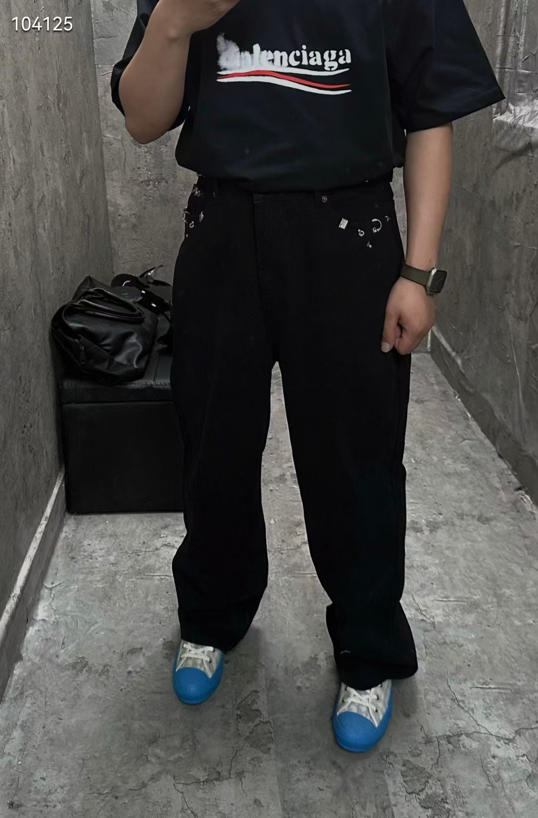 B  Riveted loose jeans