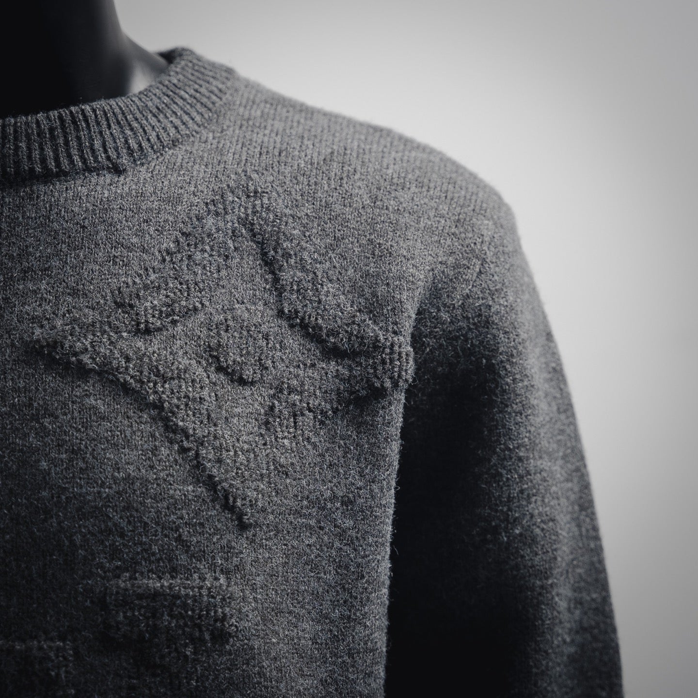 L 24FW Dunkler Muster-Logo Pullover Pullover 