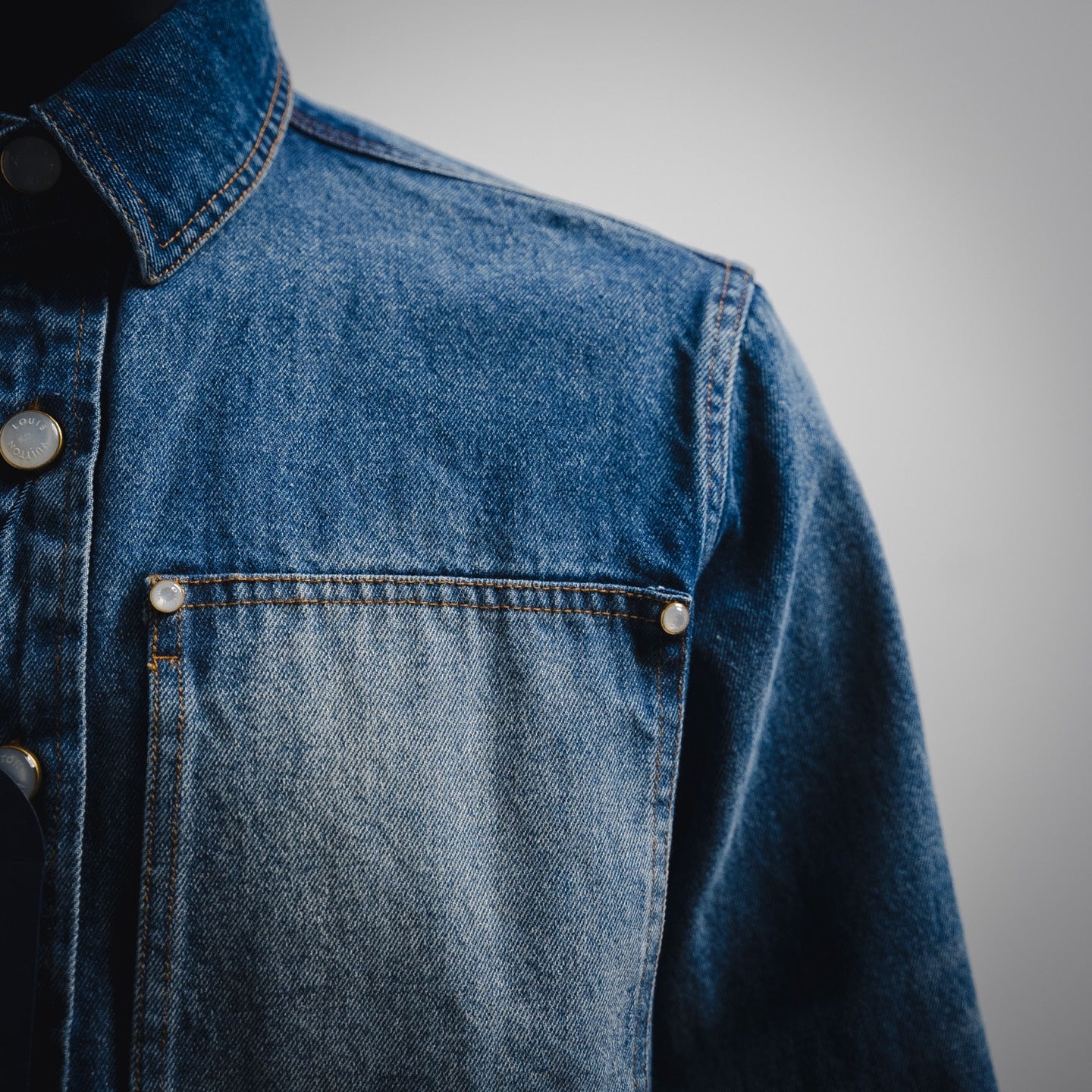 L 24FW sonnenverblasste Jeansjacke 