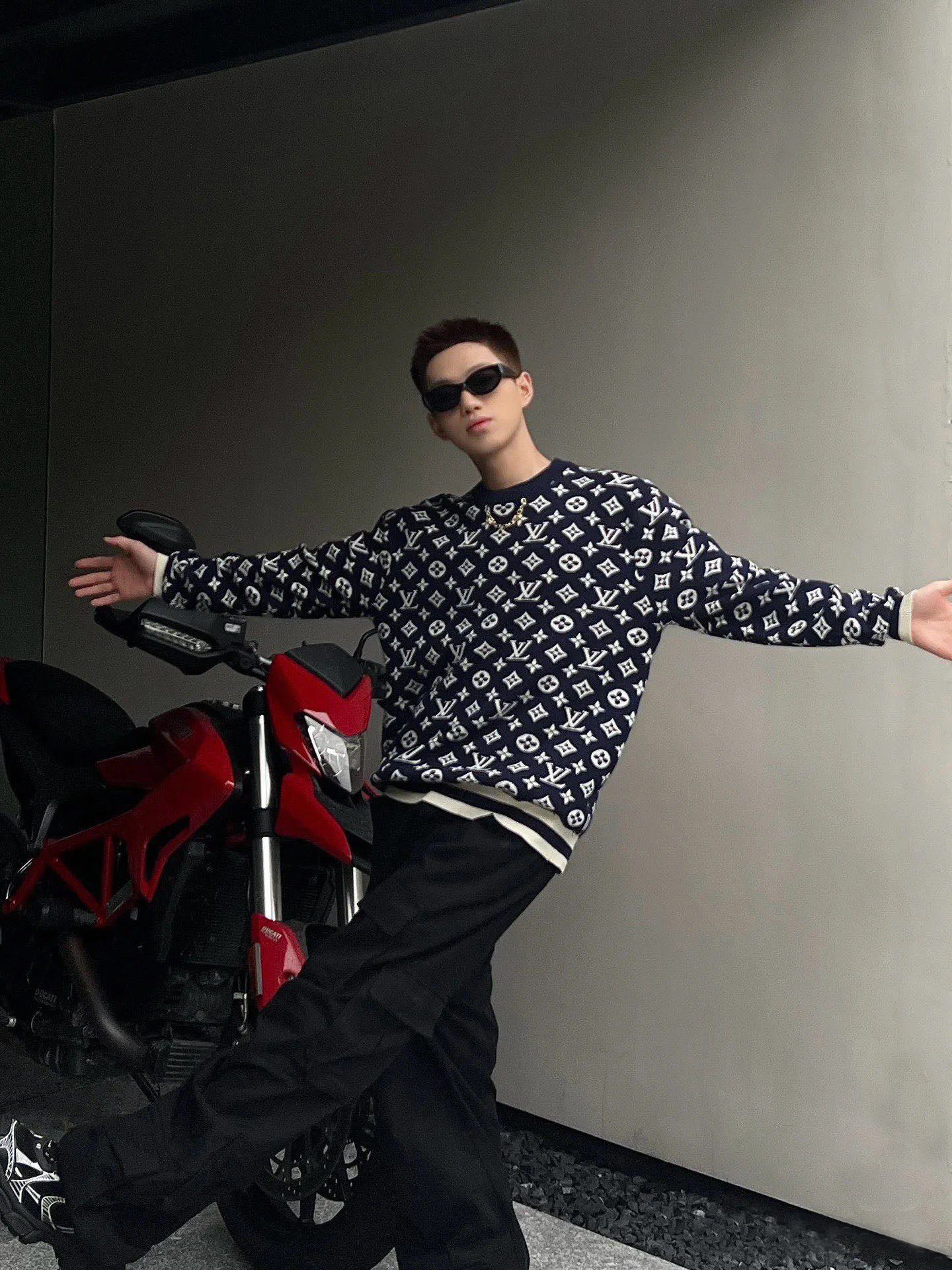 1V 24ss Chain Print Crew Neck Sweater