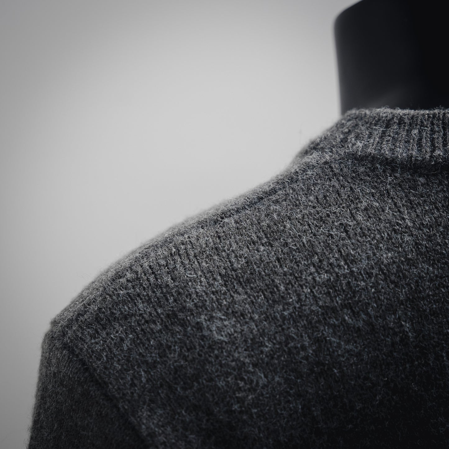L 24FW Dunkler Muster-Logo Pullover Pullover 