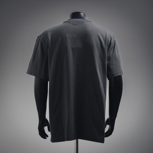 
Ein T-Shirt mit 25SS-Schattenbuchstaben-Print