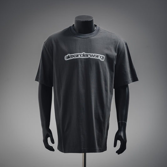 
Ein T-Shirt mit 25SS-Schattenbuchstaben-Print