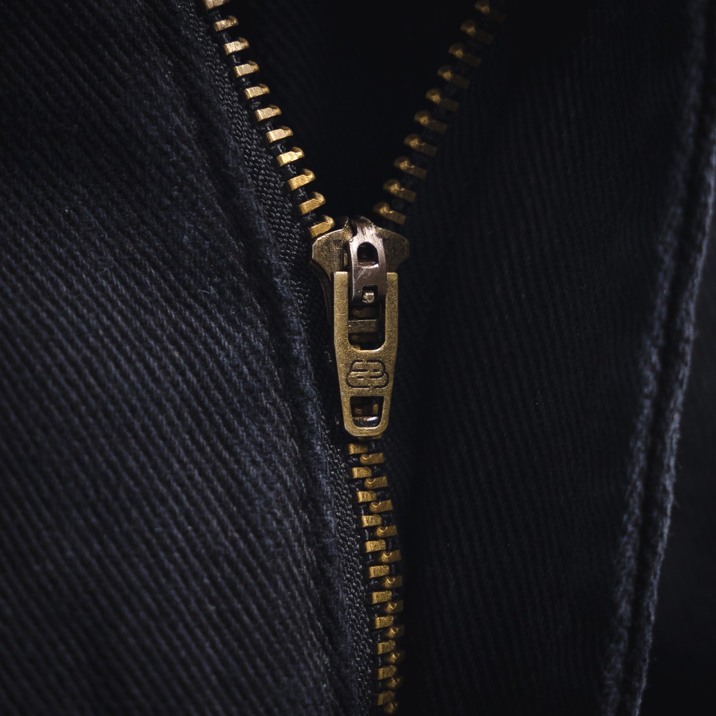 B  Riveted loose jeans