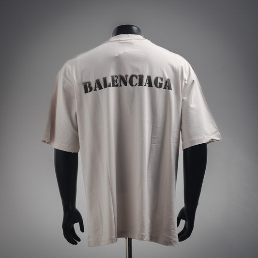 B  Gradient blurred letter T-shirt