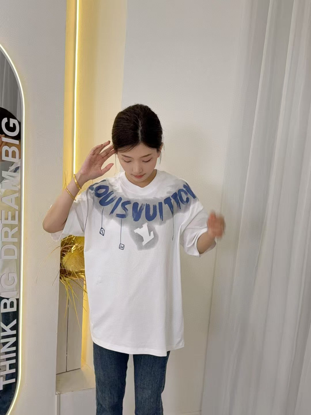 1V  25ss neckline graffiti letter print T-shirt