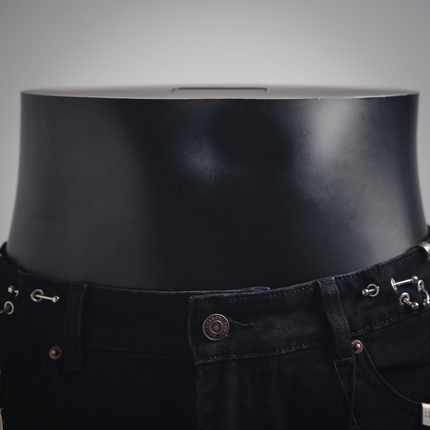 B  Riveted loose jeans