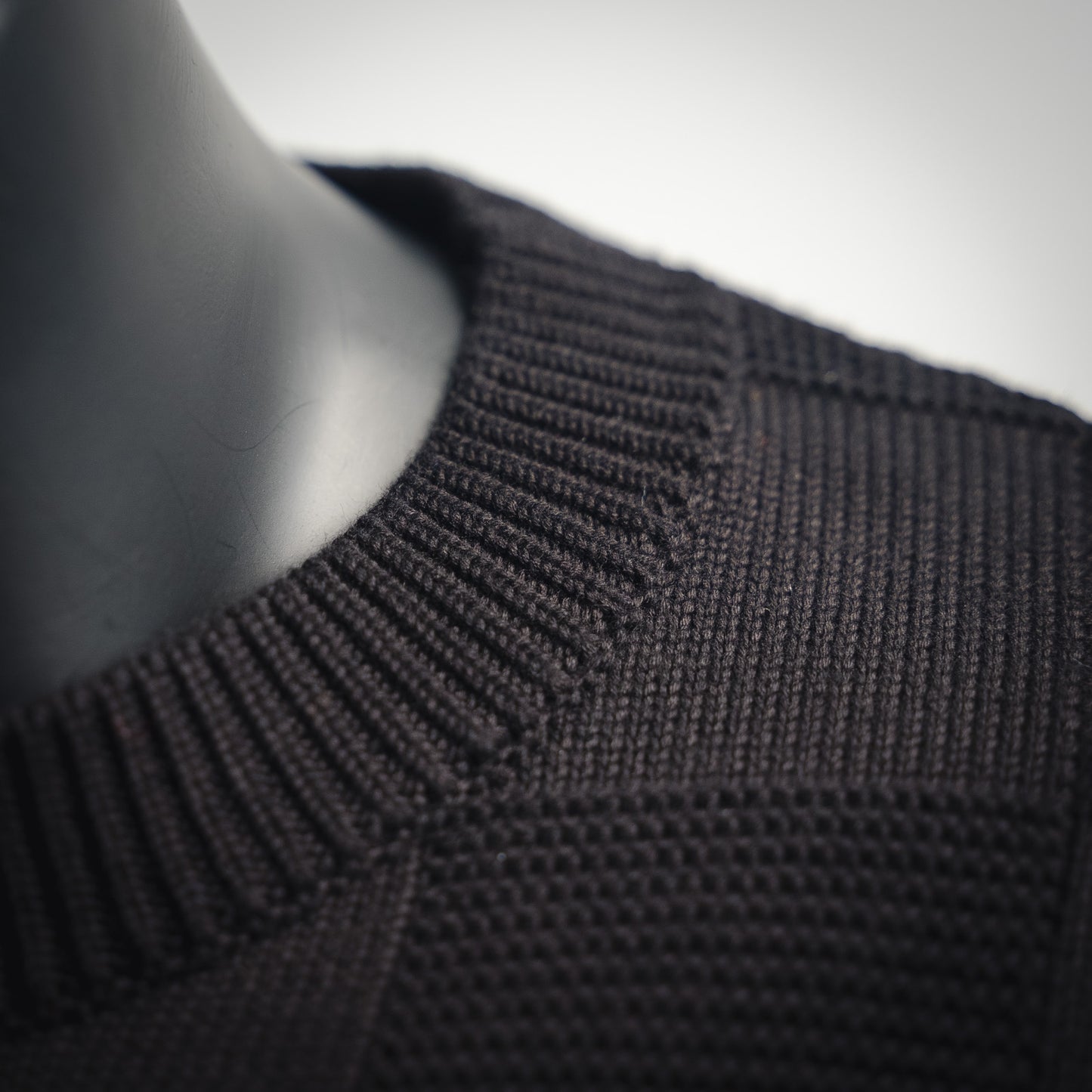 1V Pin Checkerboard Knitted Sweater