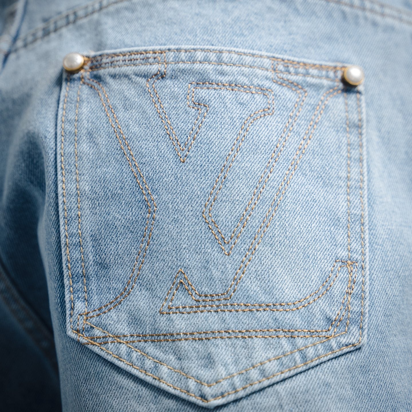 1V  pearl button denim shorts