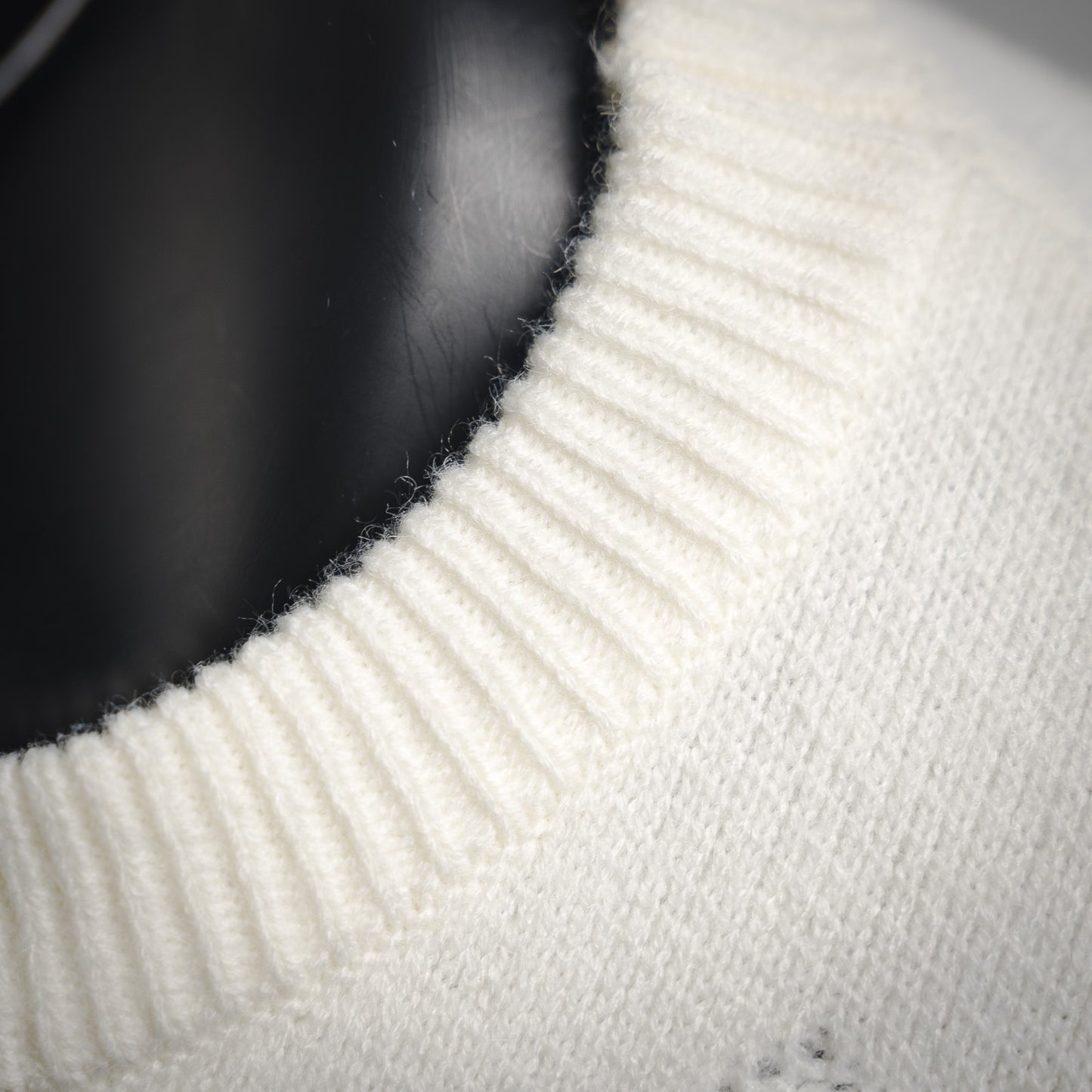 L 24FW Dunkler Muster-Logo Pullover Pullover 