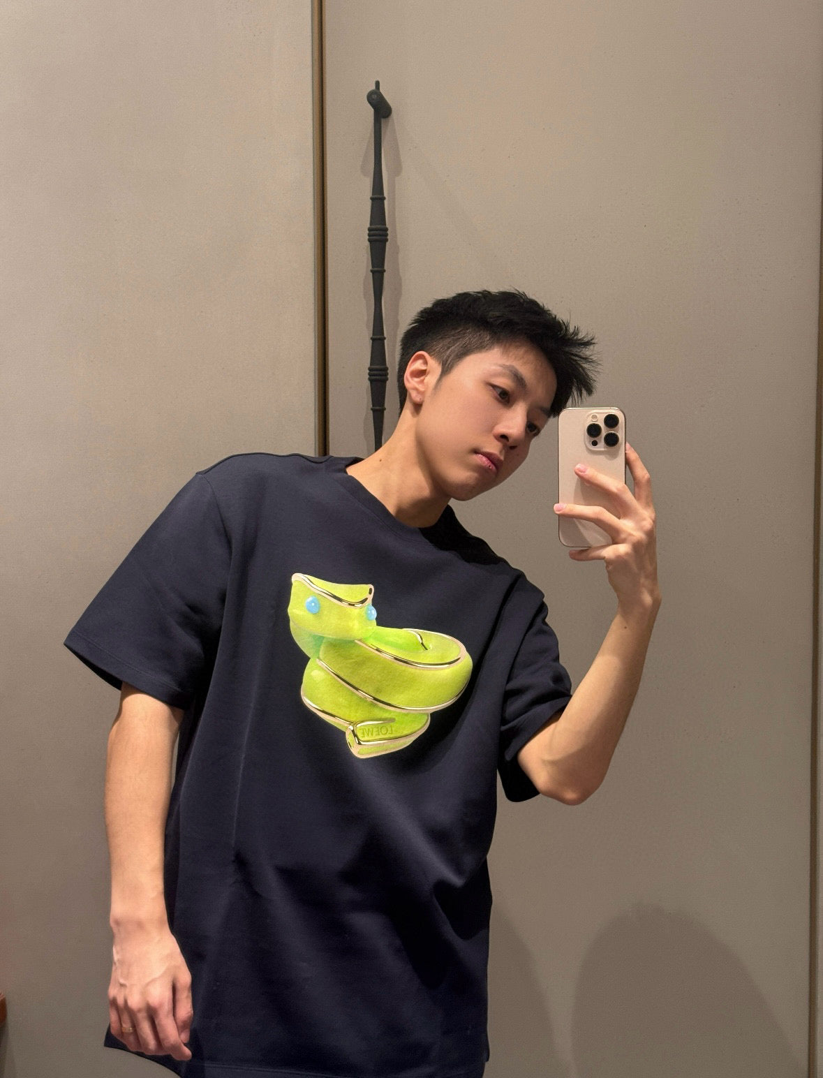 Le 2025ss fluoreszierendes T-Shirt mit Schlangenmuster 